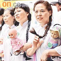 香港家務助理總工會的成員以一身「媽姐」的裝束參與遊行。