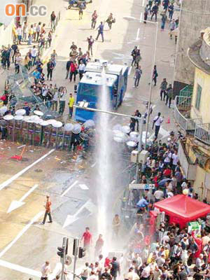 澳門警方以強力水炮射向聚集示威的工人。