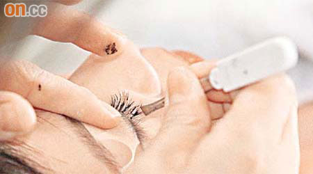 女士植假眼睫毛前，應先做皮膚測試，以防對膠水敏感。（資料圖片）