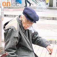 公屋居民於公眾地方吸煙，途經居民被迫吸食二手煙。