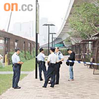 大批警員在觀塘海濱公園長廊調查。