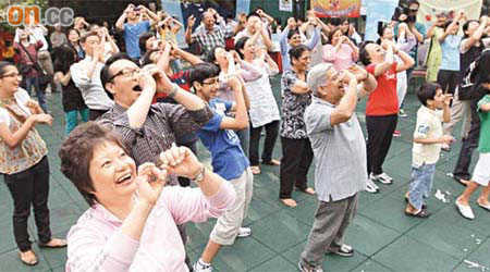 逾百人在港響應世界歡笑日，一起手舞足蹈地大笑特笑。	（高嘉業攝）