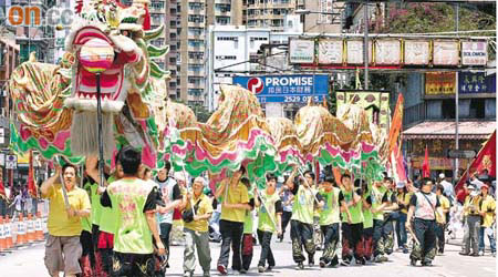 巡遊隊中有多條金龍，生色不少。