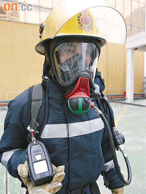 消防處四月八日全面啟用新煙帽，但其中衞士系統被指救火入水。