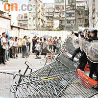 前日示威遊行演變成警民衝突，雙方事後對峙逾十一小時。