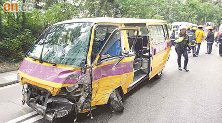 肇事保母車半邊車頭幾乎削去，損毀嚴重。	（蔡高華攝）