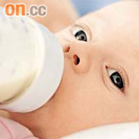 嬰兒躺着飲奶，鼻水容易經耳咽管流入中耳引致發炎。（資料圖片）