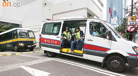 警員昨日荷槍實彈嚴密布防，押送季炳雄等被告。	（陳錦輝攝）