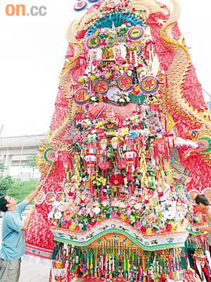 花炮上有燈籠、大魚、福鼠、長紅布、金花等吉祥物。	（羅錦鴻攝）