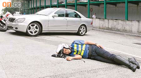 救護電單車撞向房車的車頭，救護員受傷倒地。（許錦雄攝）