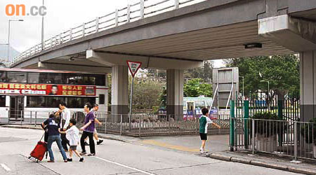 亞皆老街近九龍城世運公園的天橋底，不少市民經過該行人通道橫過亞皆老街。（甘偉倫攝）