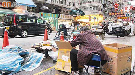 貧富懸殊問題嚴重是造成香港深層矛盾元兇，曾蔭權未有反省，更偷換概念掩飾扶貧不力。	（資料圖片）