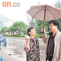 郭平在巴士站了解情況期間，多名市民要求催促當局加建上蓋。