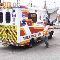 救護車進入昂船洲污水處理廠拯救傷者。	（陳桂建攝）