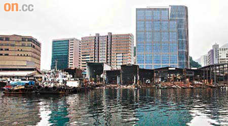 規劃署擬搬遷筲箕灣避風塘的十二間船廠，輪船業界恐港島區再無維修船的地方。	（霍振鋒攝）