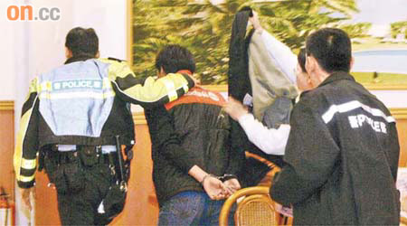 被告吳克鴻（中）昨承認傷人及逾期留港等罪被重囚五十一月。	（資料圖片）