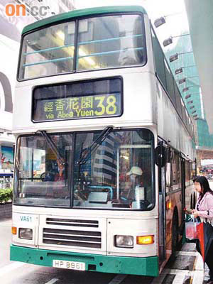 新巴38號線低地台巴士不足，令乘客不便。