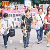 十多名請願婦女遊行至政府總部，要求當局增加社區服務及落實家事假以支援基層婦女。