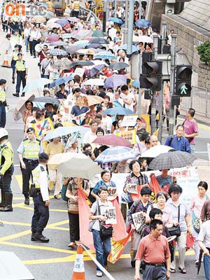 約二百名來自中港家庭人士參加遊行。	（袁志豪攝）