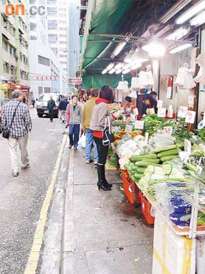 店舖違規擴展營業範圍，令行人路只餘可供一人通過的空間。