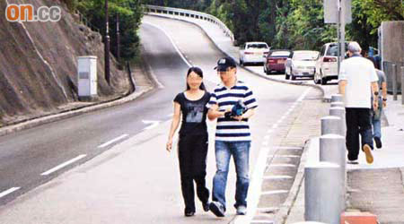 有市民目擊一男一女從「F」字頭政府車下車後，即翹手漫步海下路。