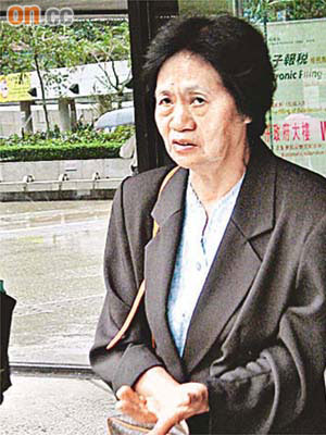 女事主陳香嬌被指愛錫兒子施英發，冒險在庭上修飾口供，因證據不足，施昨獲判無罪。