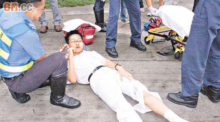 被的士撞傷的學生由救護員包紮急救。	（林振華攝）