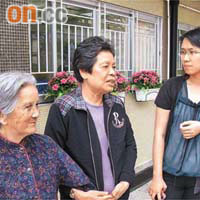 吳美（右）到澤安邨了解情況時，不少居民乘機訴苦，要求增加食肆。