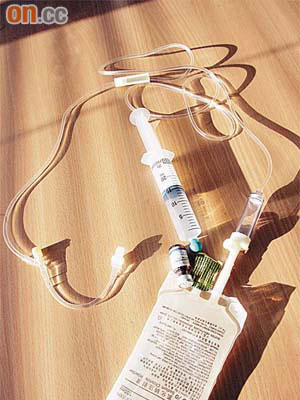 受細菌感染的病人或需住院數日，以類似圖中的吊針，進行抗生素靜脈注射。