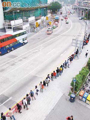 西鐵屯門站外等候506線的人龍長達數百米，港鐵卻指已充分照顧乘客需要。