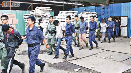 隨着本港愈來愈多非華裔犯人，熟悉多種語言的南亞裔懲教署人員的重要性亦隨之增加。