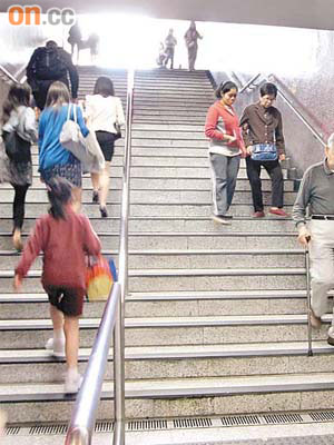 港鐵太子站B2出入口處只設樓梯，不便長者上落。