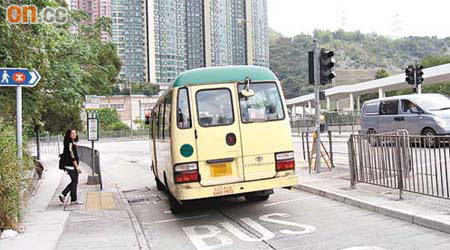 專線小巴循慢線埋站時會跟擬橫過馬路行人爭路，險象環生。