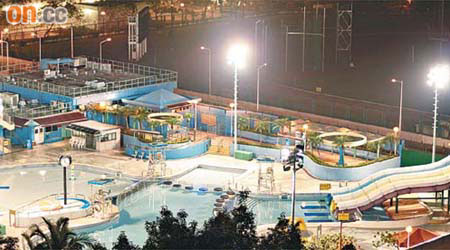 上水泳池每晚「燈長開」，浪費能源之餘，亦造成光污染。	（讀者提供圖片）