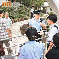 居民因被禁進入獅子廣場鼓譟，驚動警員到場調解。