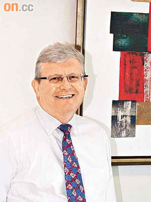 栢志高喺辦公室掛咗一幅西洋畫及一幅國畫，嚟個中西合璧，體現香港特色。
