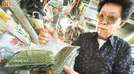 梁先生說，內地旱災令綠豆供應量減少，該店綠豆零售價已上升至每斤十二至十三元。	（黃仲民攝）