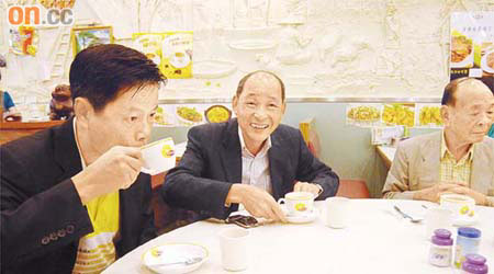 張學明（中）與陳灶良（左）早上七點半就到茶餐廳歎奶茶，順便同街坊收料。	（徐家浩攝）