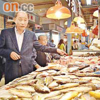 大埔墟街市每朝都可以買到漁民即日捕獲嘅海鮮，學明就買咗黃<img src='/font/c8d1_5nbk.gif' border='0'/>䱽、油及鱔魚。