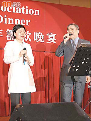 胡定旭（右）同許曉暉打天才波上台唱粵曲，但一樣唱得有板有眼。	（葉華英攝）