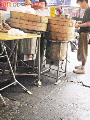 旺角亞皆老街一燒臘店將爐具放行人路邊，危及途人。