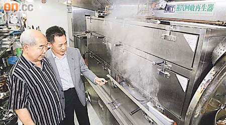 系統發明人杜潤強（左）和寶湖飲食集團的鍾振欽（右），檢視蒸氣回收系統的運作。	（高嘉業攝）