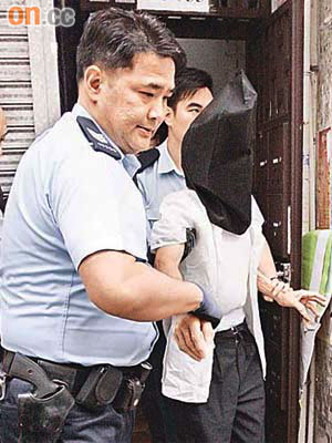 涉嫌斬妻老翁被警員拘捕。	（蘇仲賢攝）