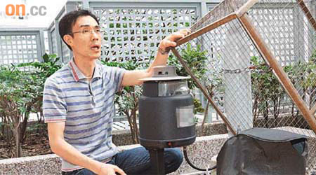 葵涌區社區幹事周偉雄指，多年來未見過房署開啟葵盛東邨內的捕蚊機，批評該署浪費資源。