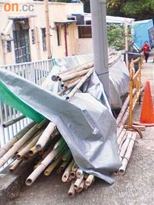 葵涌新葵街一帶有人棄置建築廢料，阻塞行人路。	（讀者提供圖片）