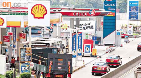 關注油價團體不滿油價加快減慢，要求港府加強監管。	（麥潤田攝）