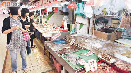 食環署在街市抽取的帶子樣本，驗出麻痹性貝類毒素，土瓜灣街市海鮮攤檔昨已停售帶子。