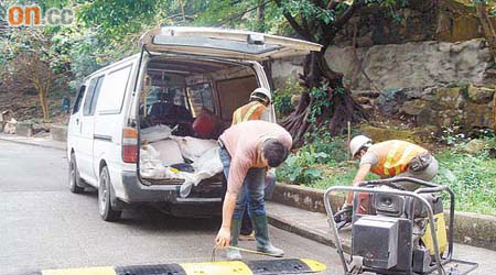 為有效防止車速過快問題，水務署將於適當位置加建減速路拱，控制車速。