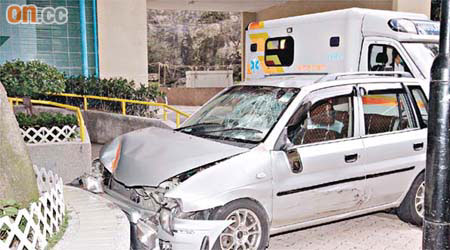 被告所駕私家車當日撞向花槽，造成嚴重損毀。