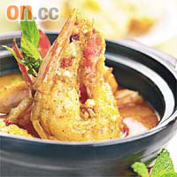 咖喱大蝦煲選用越南淡水大頭蝦，一點五公斤只有三至四隻蝦，夠晒分量。